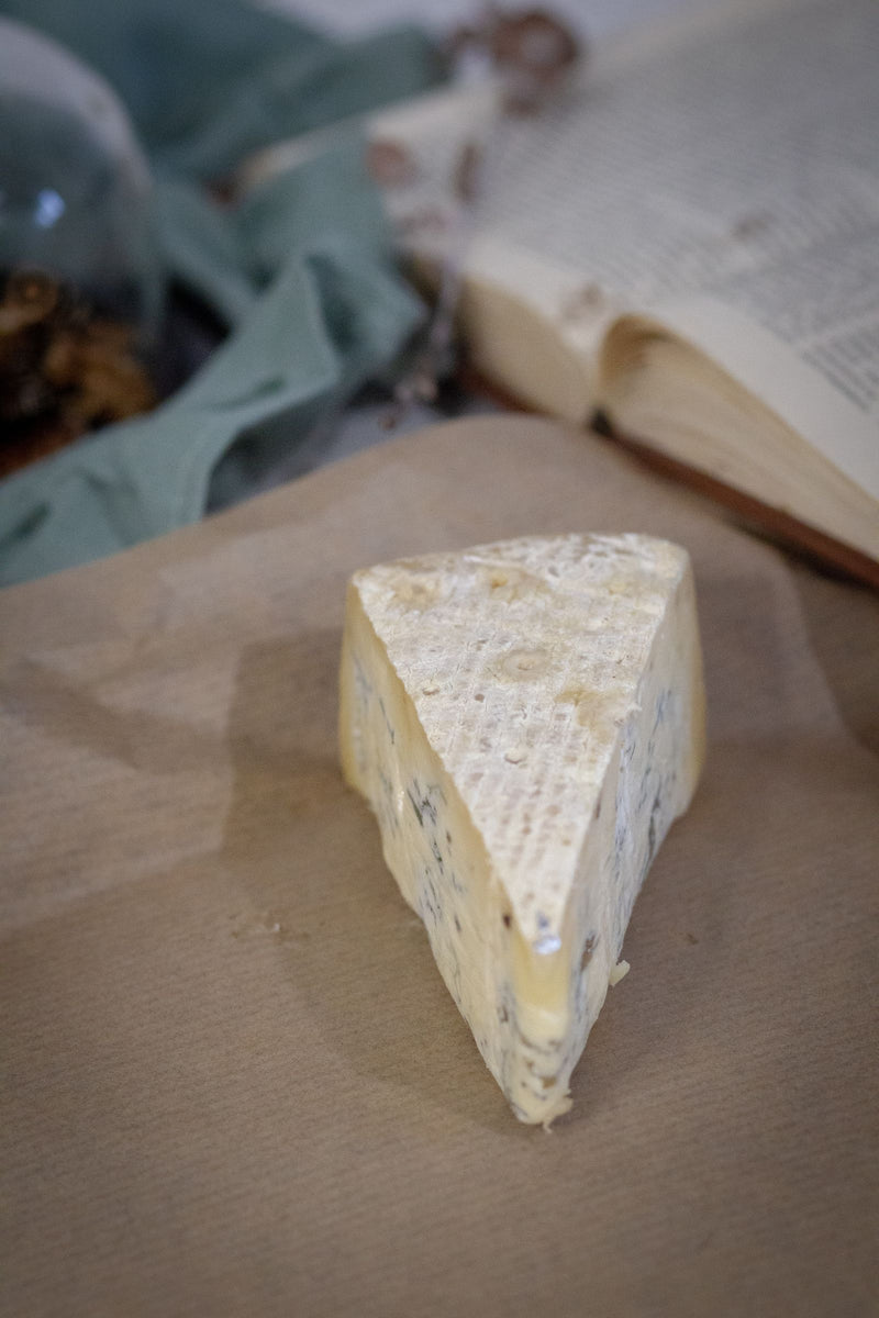 Cashel Blue Irish Farmhouse Cheese presented for a Beleaev food guide